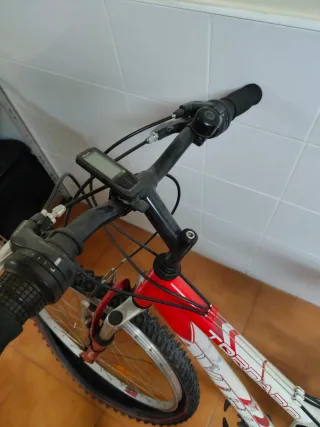 Bicicleta de montaña roja y blanca Con cuenta km