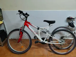 Bicicleta de montaña roja y blanca Con cuenta km