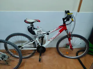 Bicicleta de montaña roja y blanca Con cuenta km