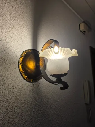 Lámpara de pared vintage dorada y blanca