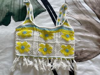 Top de punto con flores amarillas