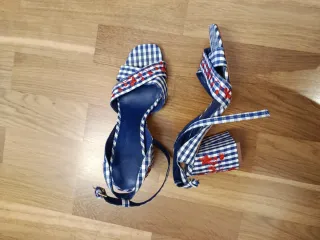 Sandalias Stradivarius Cuadros Azul y Rojo