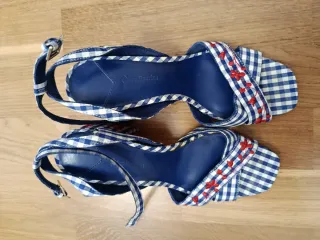 Sandalias Stradivarius Cuadros Azul y Rojo