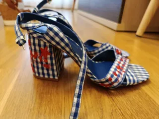 Sandalias Stradivarius Cuadros Azul y Rojo