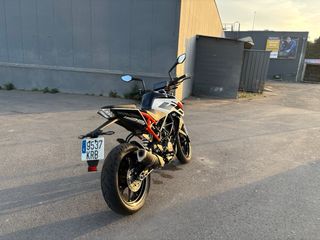 KTM Duke 125 Blanca y Naranja