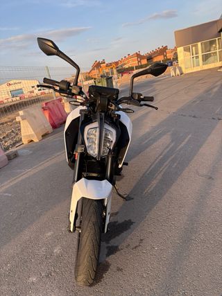KTM Duke 125 Blanca y Naranja