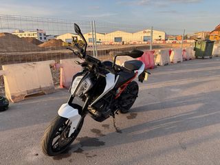 KTM Duke 125 Blanca y Naranja