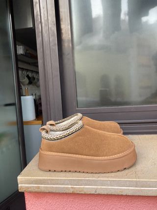 Zuecos de plataforma beige y marrón