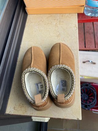 Zuecos de plataforma beige y marrón