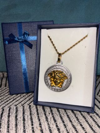 Colgante Medusa Versace bañado en oro