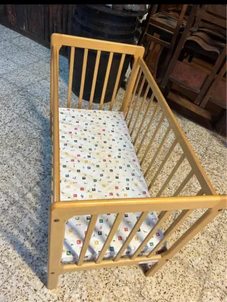 Cuna de bebé de madera