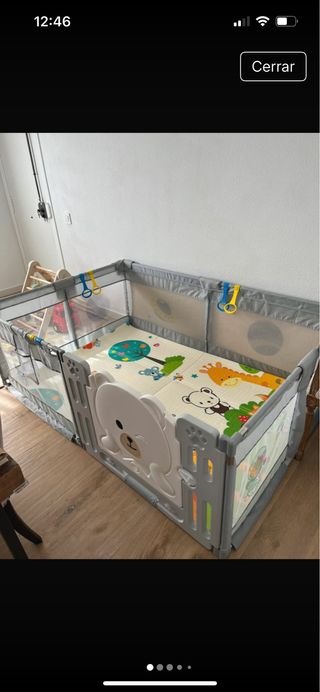 Parque infantil con alfombra y agarres.