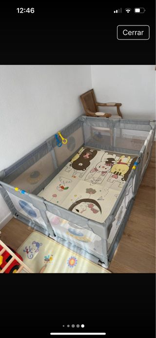 Parque infantil con alfombra y agarres.