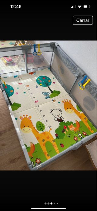 Parque infantil con alfombra y agarres.