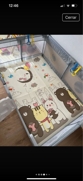 Parque infantil con alfombra y agarres.