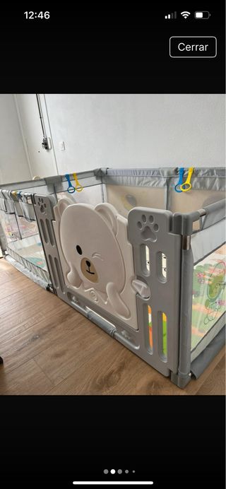 Parque infantil con alfombra y agarres.