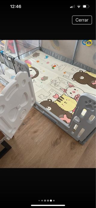 Parque infantil con alfombra y agarres.