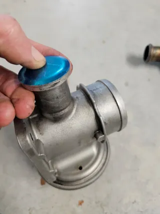 Valvola EGR BMW E46 320d m47 con tappo di chiusura