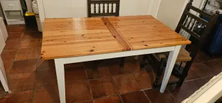 Tavolo da pranzo in legno con gambe bianche
