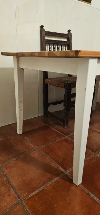 Tavolo da pranzo in legno con gambe bianche
