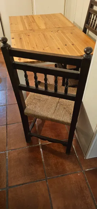 Tavolo da pranzo in legno con gambe bianche