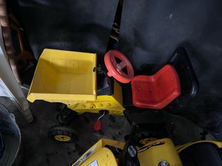 Tractor de juguete amarillo