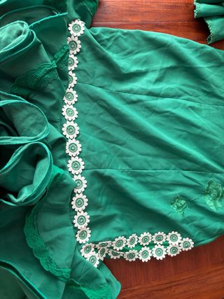 Traje de flamenca verde con flor morada