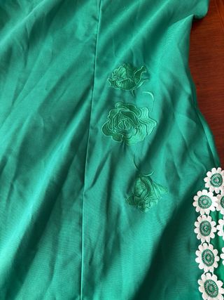 Traje de flamenca verde con flor morada
