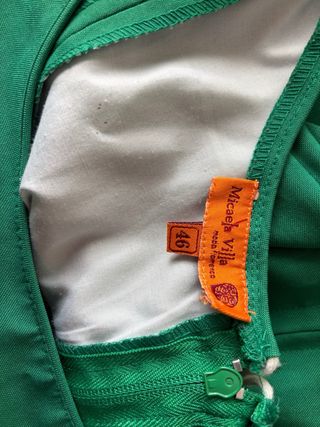 Traje de flamenca verde con flor morada