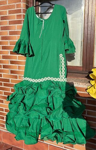 Traje de flamenca verde con flor morada