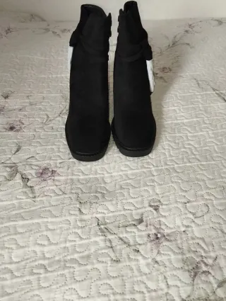 Botines negros con etiqueta