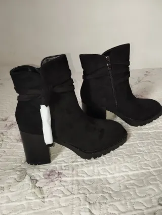 Botines negros con etiqueta