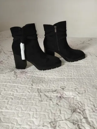 Botines negros con etiqueta