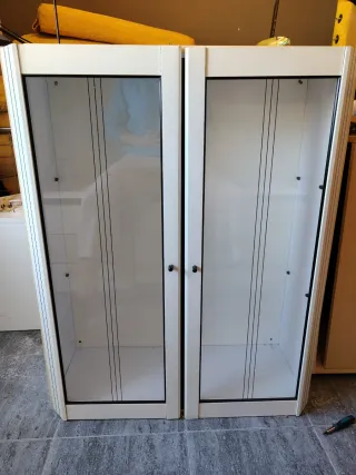 Vitrina de cristal y madera