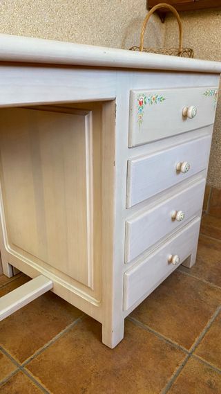 Escritorio de madera con detalles florales