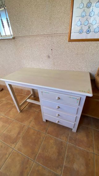 Escritorio de madera con detalles florales
