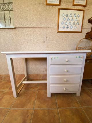 Escritorio de madera con detalles florales