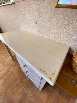 Escritorio de madera con detalles florales