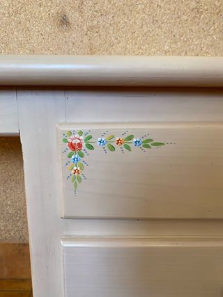 Escritorio de madera con detalles florales