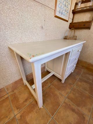Escritorio de madera con detalles florales