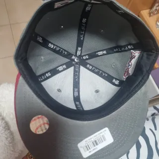 Gorra New Era Yankees Gris y Vino