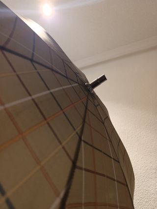 Paraguas de cuadros beige