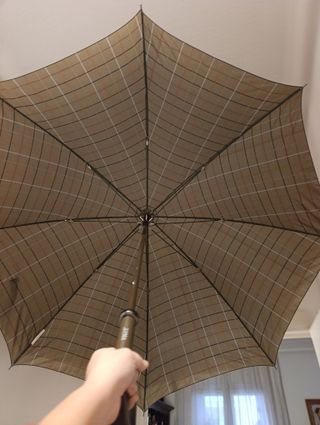 Paraguas de cuadros beige