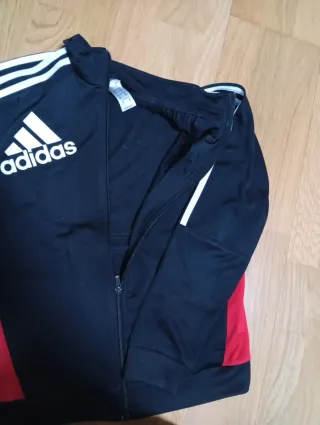 Chaqueta Adidas Negra con Detalles Rojos talla 12Y