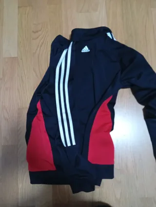 Chaqueta Adidas Negra con Detalles Rojos talla 12Y