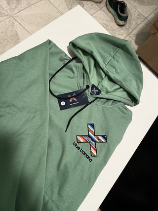 Sudadera verde con bordado X multicolor