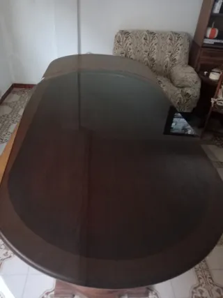 Mesa de comedor de madera