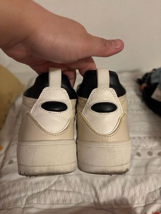 Zapatillas Stradivarius altas beige y blanco