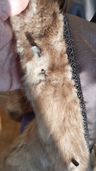 Abrigo de piel beige y marrón