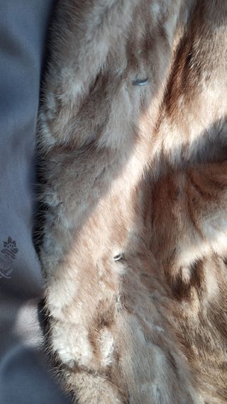 Abrigo de piel beige y marrón